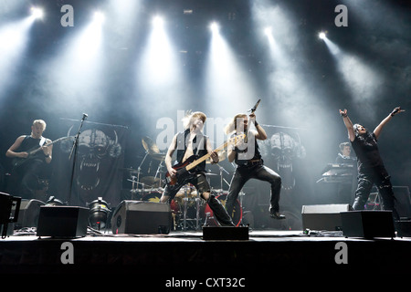 Il finlandese della heavy metal band "Battaglia Bestia' esecuzione dal vivo presso il Hallenstadion di Zurigo, Svizzera, Europa Foto Stock