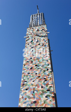 La pittura di Gustav Troger sul campanile della chiesa parrocchiale, Leonhardskirche, la chiesetta di San Leonardo, Feldbach, Stiria Orientale Foto Stock