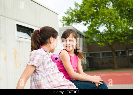 Due ragazze di parlarsi Foto Stock