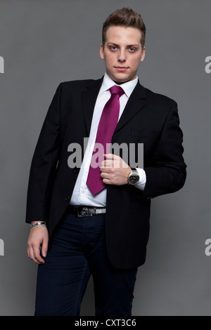 Giovane uomo, business guardare in tuta e tirante Foto Stock