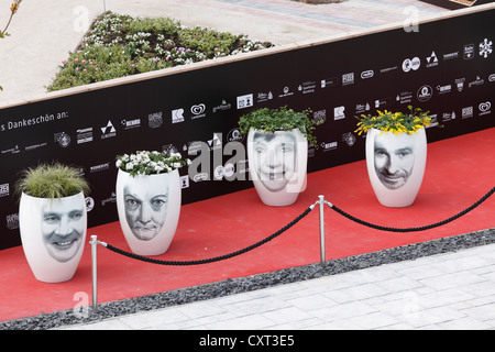 Vasi da fiori con facce di celebrità, 'VIP Garden', bavarese mostra orticola 2012 a Bamberg, Alta Franconia, Franconia, Bavaria Foto Stock