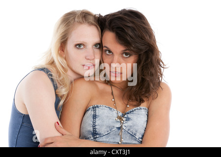 Due giovani donne in posa, ritratto Foto Stock