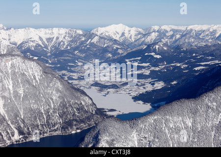 Lago Hallstatt con Bad Goisern e Bad Ischl, vista dal patrimonio mondiale belvedere sulla montagna Krippenstein, Salzkammergut Foto Stock