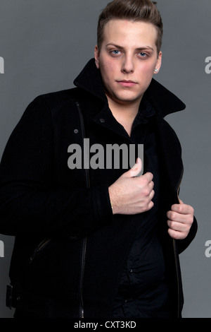 Giovane uomo in una giacca nera, ritratto Foto Stock