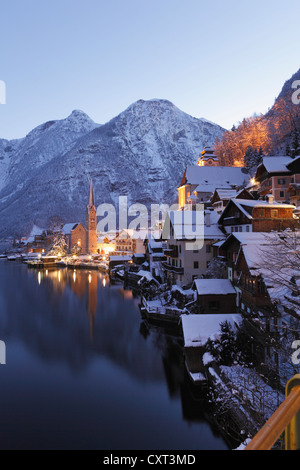 Hallstatt, lago Hallstatt, Salzkammergut, Austria superiore, Austria, Europa PublicGround Foto Stock