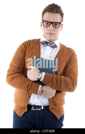 Giovane uomo che indossa occhiali e un filtro bow tie tenendo un diario di appuntamento Foto Stock