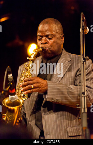 La American funk e soul il sassofonista jazz Maceo Parker suonare dal vivo presso il Schueuer, Lucerna, Svizzera, Europa Foto Stock