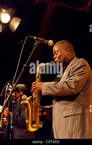 La American funk e soul il sassofonista jazz Maceo Parker suonare dal vivo presso il Schueuer, Lucerna, Svizzera, Europa Foto Stock