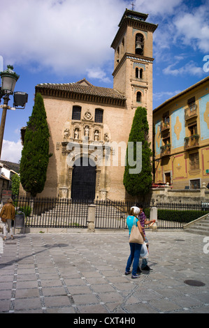 La Iglesia de Santa Ana chiesa ai piedi dell'Alhambra di Granada, Andalusia, Spagna, Europa, PublicGround Foto Stock