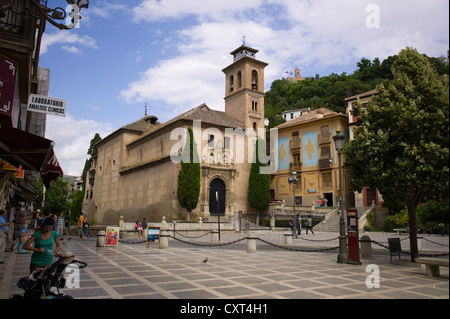 La Iglesia de Santa Ana chiesa ai piedi dell'Alhambra di Granada, Andalusia, Spagna, Europa, PublicGround Foto Stock