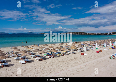 Spiaggia di sabbia fine attrezzata con ombrelloni e lettini, Cesme, Ilica, Turchia, Asia PublicGround Foto Stock