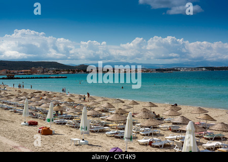 Spiaggia di sabbia fine attrezzata con ombrelloni e lettini, Cesme, Ilica, Turchia, Asia PublicGround Foto Stock