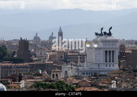 Vista su Roma verso i Colli Albani, Roma, Italia, Europa Foto Stock