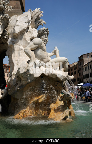 Fontana dei Quattro Fiumi, disegnata dal Bernini, Piazza Navona, Roma, Italia, Europa Foto Stock