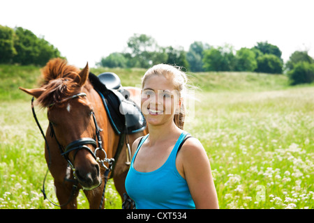 Ragazza con il suo cavallo Foto Stock