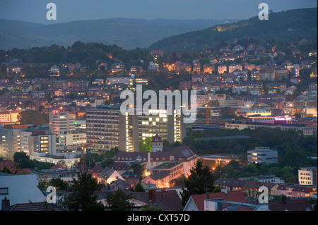 Vista della città nel blu ora di sera, Stoccarda, Baden-Wuerttemberg, Germania, Europa Foto Stock