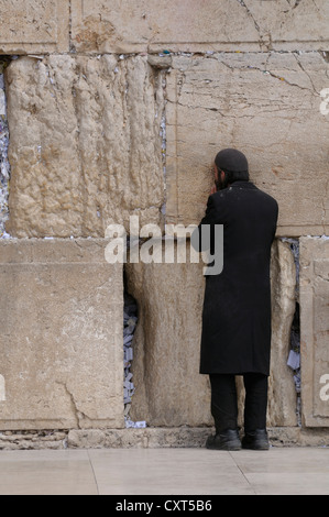 Ebreo ortodosso pregando, il Muro del Pianto o Muro Occidentale di Gerusalemme, Israele, Medio Oriente Foto Stock