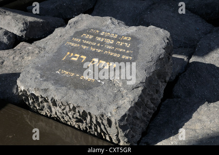 Monumento di pietra per Yitzhak Rabin presso il sito del suo assassinio, Tel Aviv, Israele, Medio Oriente Foto Stock