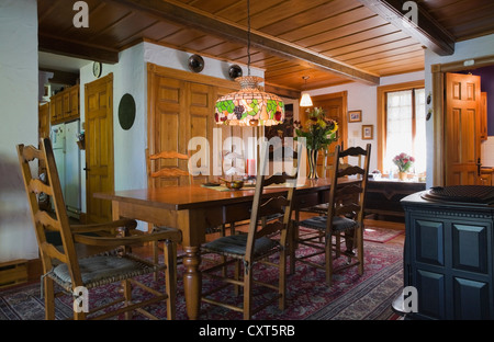 Sedie, Tavolo e arredi della sala da pranzo di un vecchio ricostruito cottage Canadiana residenziale in stile casa di registro, 1978 Foto Stock