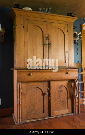 Antica pineta armadio nella sala da pranzo di un vecchio cottage Canadiana residenziale in stile casa di registro, circa 1840, Québec, Canada. Foto Stock