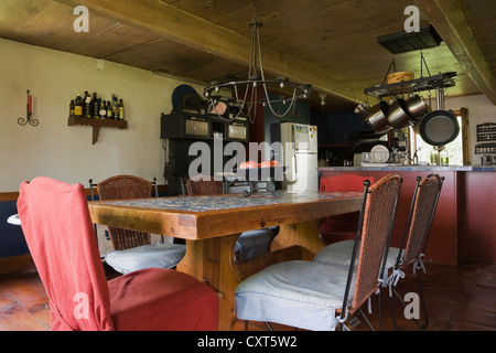 Vecchi tavoli e sedie in legno nella sala da pranzo di un vecchio cottage Canadiana residenziale in stile casa di registro, circa 1840, Quebec, Foto Stock