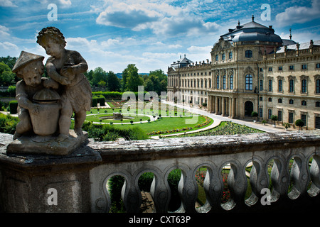 Wuerzburg Residence con i giardini di corte e la Piazza della Residenza Sito Patrimonio Mondiale dell'UNESCO, Wuerzburg, Baviera, Germania, Europa Foto Stock