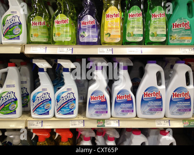 Prodotti per la pulizia della casa in un supermercato Foto Stock