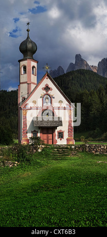 Piccola chiesa di San Giovanni in Ranui con il gruppo di Geisler Odle montagne, Villnoess o Val di Funes, Dolomiti, Alto Adige Foto Stock