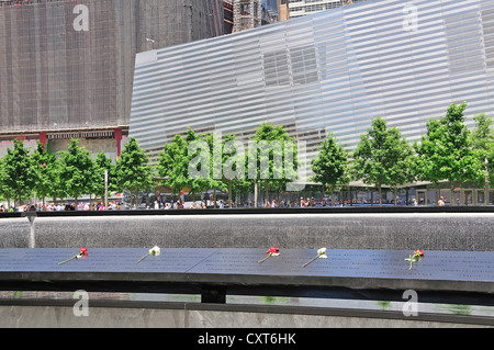 World Trade Center memorial, bacino meridionale, i nomi delle vittime sono incisi su un nastro di bronzo che circondano i bacini Foto Stock