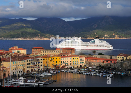 La nave di crociera Seabourne Sejourn di lasciare il porto di Portoferraio, Isola d'Elba, Toscana, Italia, Europa Foto Stock