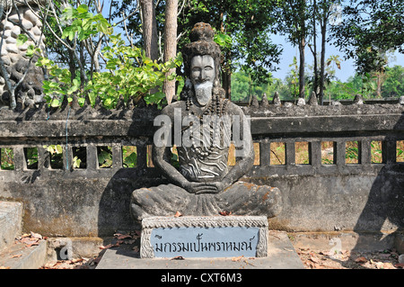 Scultura di una persona in meditazione, la ruota della vita, Wat Khaek o Sala Kaew Ku Sculpture Park Nong Khai, Thailandia, Asia Foto Stock