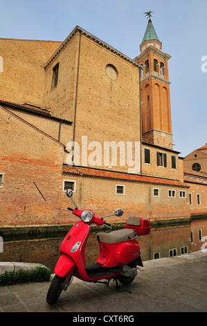 Red Vespa scooter parcheggiato di fronte alla cattedrale, Chioggia, Veneto, Italia, Europa Foto Stock
