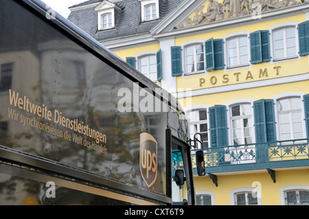 Carrello per la consegna dei pacchi UPS Service di fronte il principale ufficio postale di Fuerstenberg Palais a Bonn in Renania settentrionale-Vestfalia Foto Stock