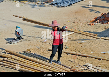 Costruzione femmina lavoratore in Chiang Mai, Thailandia, Asia PublicGround Foto Stock