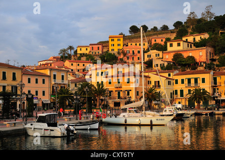 Il porto e la città vecchia di Porto Azzurro, Isola d'Elba, Toscana, Italia, Europa Foto Stock