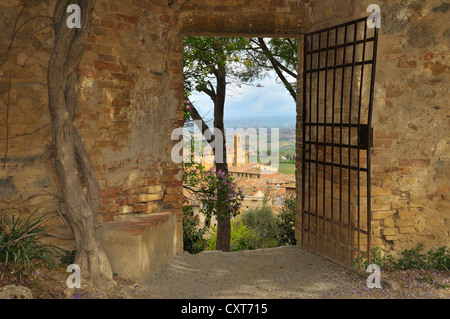 Vista attraverso il cancello, Rocca le rovine del castello di San Gimignano, Toscana, Italia, Europa Foto Stock