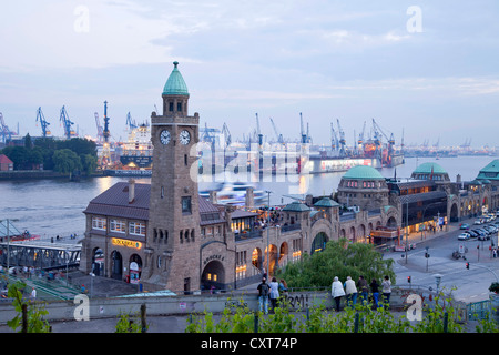 Torre Pegelturm sulla St. Pauli Landungsbruecken banchine e il porto, Città Libera e Anseatica di Amburgo, Germania, Europa Foto Stock