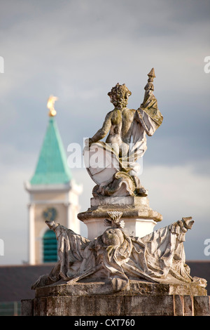 Statua nei giardini del castello del castello di Karlsruhe e con la torre della Stadtkirche, chiesa del paese, Karlsruhe, Baden-Wuerttemberg Foto Stock