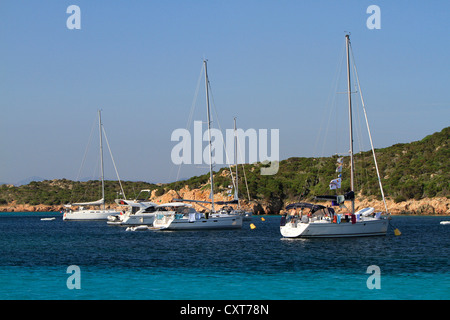 Le navi al di ancoraggio, l'isola di Budelli, Parco Nazionale di La Maddalena dell'Arcipelago, parco nazionale, Sardegna, Italia, Europa Foto Stock