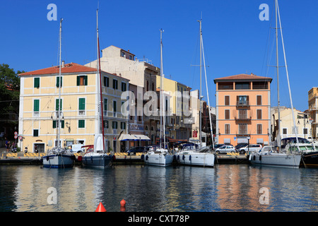 Barche a vela nel porto di La Maddalena, Parco Nazionale di La Maddalena dell'Arcipelago, Sardegna, Italia, Europa Foto Stock