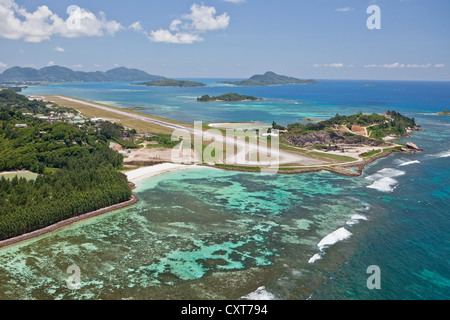 Aeroporto internazionale di Anse aux Pins, St. Anne il parco marino nazionale sul retro, Mahe, Seychelles, Africa, Oceano Indiano Foto Stock