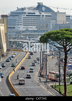 Cruiseship ancorata al terminal delle navi da crociera di napoli, Italia Foto Stock