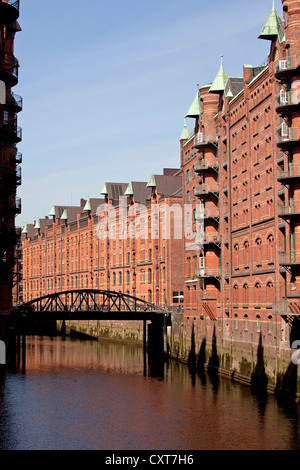 Depositi e di un canale nel quartiere Speicherstadt, Città Libera e Anseatica di Amburgo Foto Stock