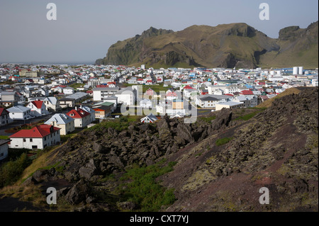 Eldfell campo di lava e la città di Vestmannaeyjar, Isola di Heimaey, Isole Westman, sud dell'Islanda o Suðurland, Islanda, Europa Foto Stock