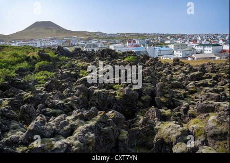 Vista del cratere Helgafell, Eldfell campo di lava, città di Vestmannaeyjar, Isola di Heimaey, Isole Westman Foto Stock