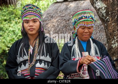 Tradizionalmente condita le donne dalla Black Hmong hill tribe, minoranza etnica proveniente dall Asia orientale, facendo di cucito e ricamo Foto Stock