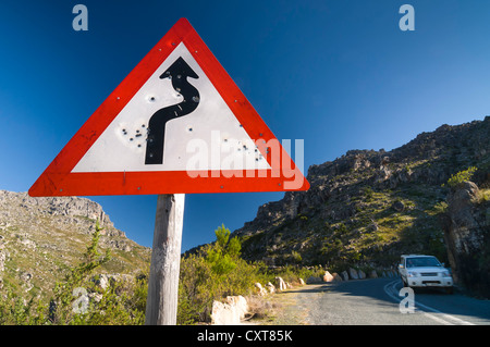 Shot cartello stradale, strada tortuosa, auto sulla strada, Western Cape, Sud Africa e Africa Foto Stock