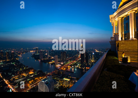 Vista di Bangkok al crepuscolo, Scirocco Sky Bar, Bangkok, Thailandia, Asia Foto Stock