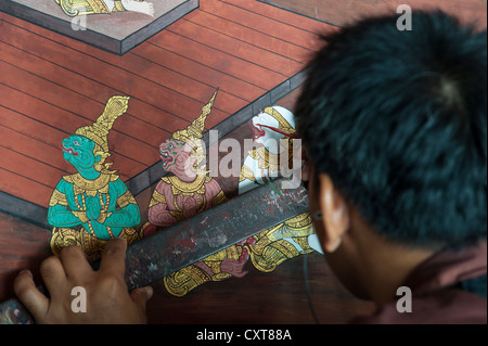 Lavori di restauro dipinti murali Ramakien in Phra Rabieng gallery e di dettaglio, Wat Phra Kaeo, Grand Palace o Palazzo Reale Foto Stock