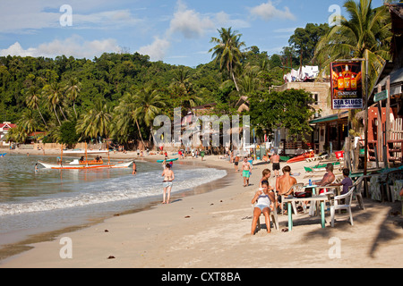 Bar sulla spiaggia e i turisti sulla spiaggia, El Nido, PALAWAN FILIPPINE, Asia Foto Stock